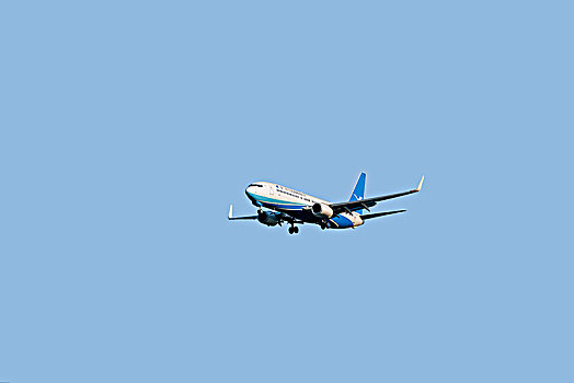 厦门航空的飞机正降落重庆江北机场