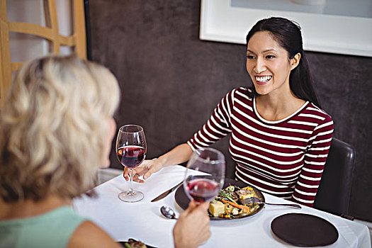 两个女人,互动,相互,葡萄酒,餐馆