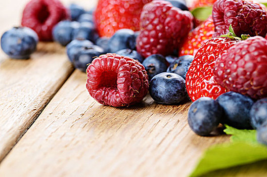 草莓,树莓,蓝莓,木桌子,微距