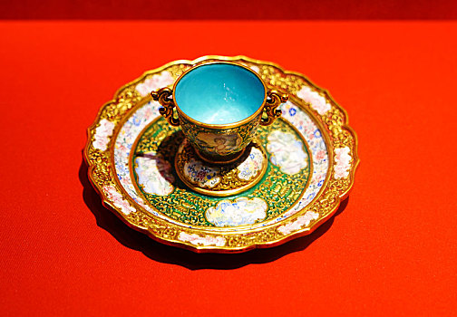 故宫珍宝馆的金胎画珐琅杯盘