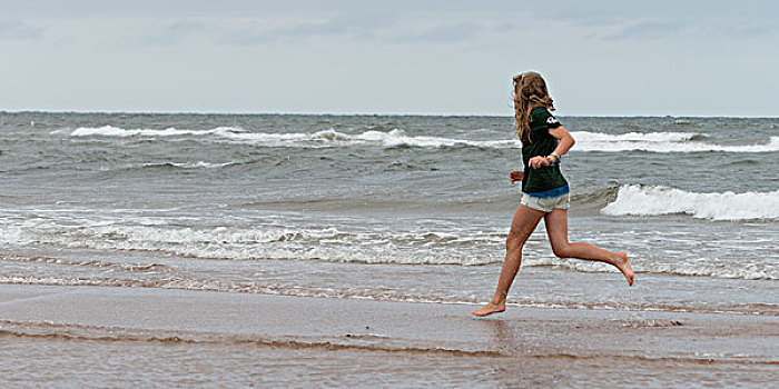 女孩,跑,海滩,爱德华王子岛,加拿大
