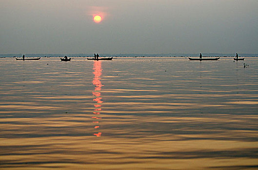 捕鱼者,湖,日出,喀拉拉,印度南部,印度,亚洲