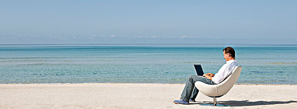 男人,使用笔记本,电脑,海滩