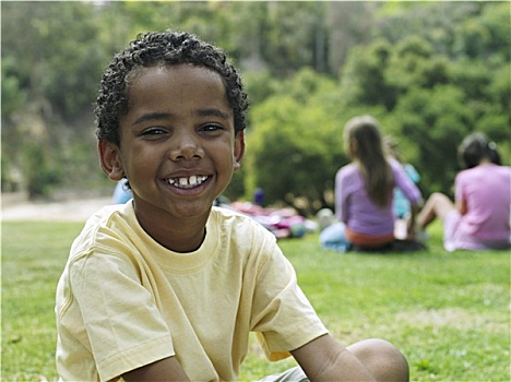 男孩,7-9岁,坐,草,公园,微笑,头像,前景聚焦