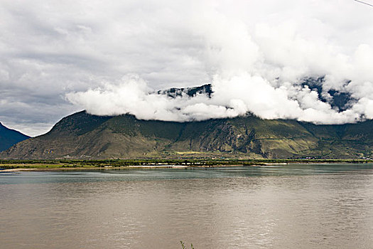 西藏林芝尼洋河与雅鲁藏布江汇合处