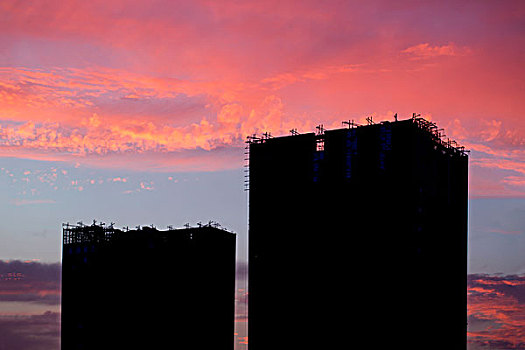建筑在夕阳下的剪影,美丽的城市风光