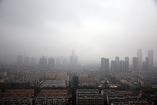 山东省日照市,一场秋雨带来阵阵寒意,气象部门提醒寒潮即将侵袭