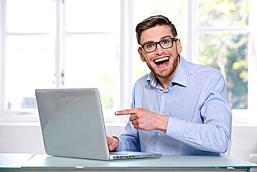 男人,蓝衬衫,玻璃,胡须,微笑,窗户,模糊,背景,坐,打字,电脑,笔记本电脑