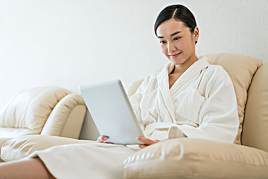 年轻女子身穿浴衣使用平板电脑