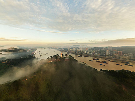 广西梧州云雾缭绕如仙境