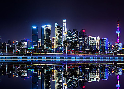 美丽上海的天际线在夜间,现代城市背景