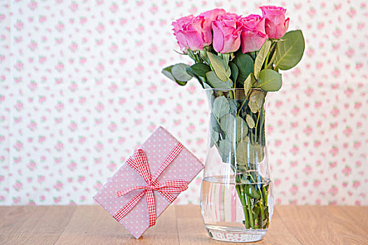 花束,粉色,玫瑰,花瓶,礼物,木桌子