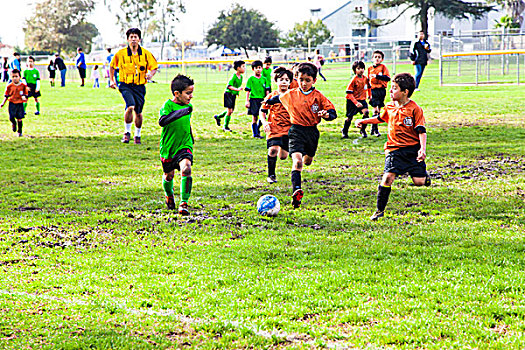 欧洲一群儿童在草坪上踢足球