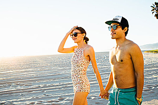 年轻,情侣,穿,泳衣,短裤,漫步,海滩,威尼斯海滩,加利福尼亚,美国
