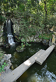 华山花园独木桥与瀑布