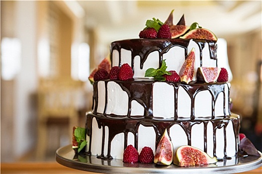 巧克力蛋糕,无花果,树莓