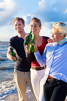 朋友,喝,瓶装,啤酒,海滩