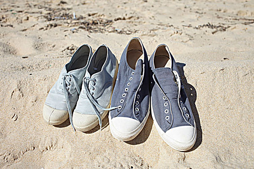 两双,蓝,运动鞋,在沙滩鞋,在海滩