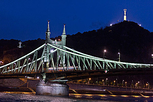 该自由桥在匈牙利首都布达佩斯