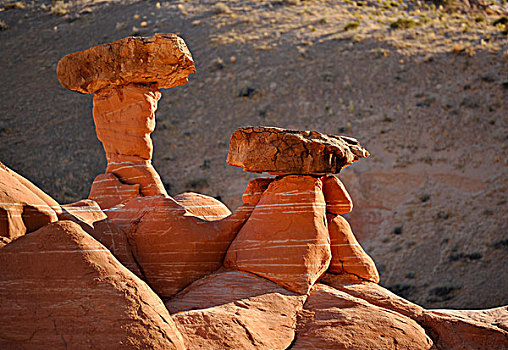 红色,怪岩柱,伞菌,大阶梯-埃斯卡兰特国家保护区,犹他,美国