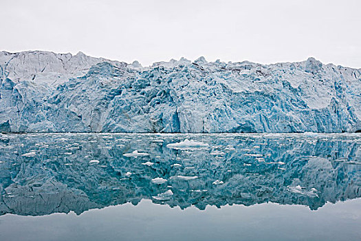 挪威,斯瓦尔巴特群岛,斯匹次卑尔根岛,冰面,冰河,反射,静水,夏天,早晨