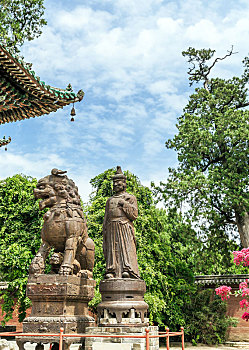 中国山西省运城市解州关帝庙铁狮铁人雕塑