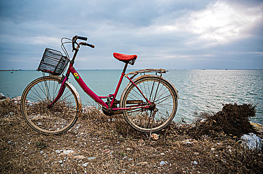 海边的旧自行车