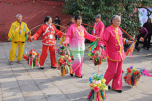 太昊陵庙会上跳祭祀舞的妇女们