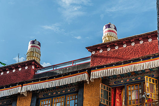 拉萨藏族建筑屋顶装饰细部,中国西藏拉萨