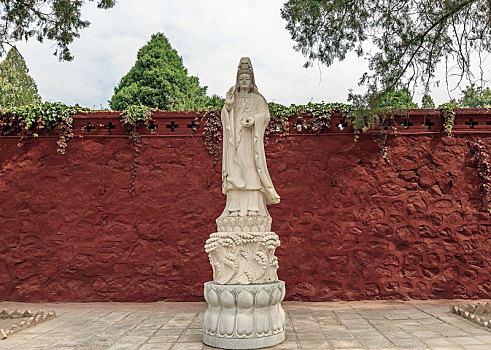 红色庙墙前的观音菩萨塑像,洪洞县广胜寺下寺