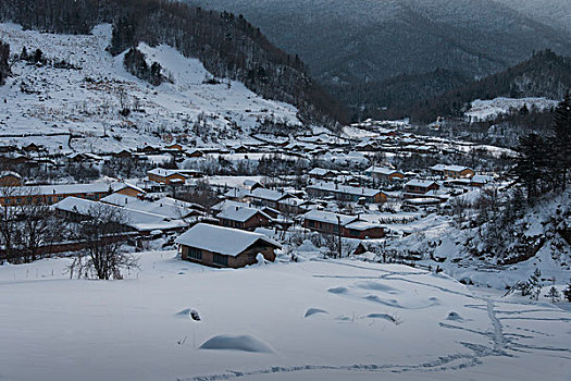 东北冬天山谷里村庄