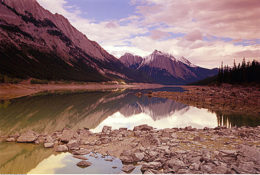 药湖,碧玉国家公园,艾伯塔省,加拿大