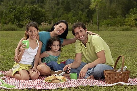 父母,两个,女儿,坐,野餐毯