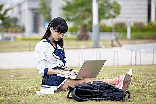 青年学生使用手提电脑
