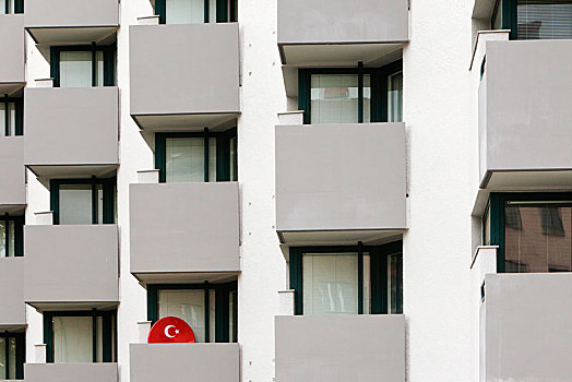 碟形卫星天线,象征,土耳其,旗帜,露台,住宅建筑,公寓楼,柏林,德国,欧洲