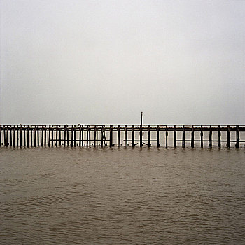 海洋,木桥,水,桥,码头,天空,云,阴郁,单调,荒凉,灰色,孤单,无人,留白