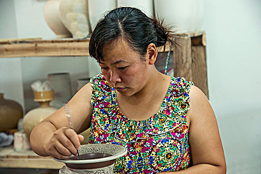 重庆市荣昌县安陶博物馆制陶工作室内工匠们正在制作荣昌陶