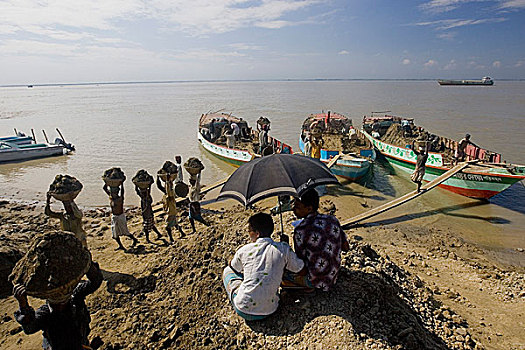 一群人,卸载,土地,引擎,船,渡轮,达卡,孟加拉,十一月,2008年