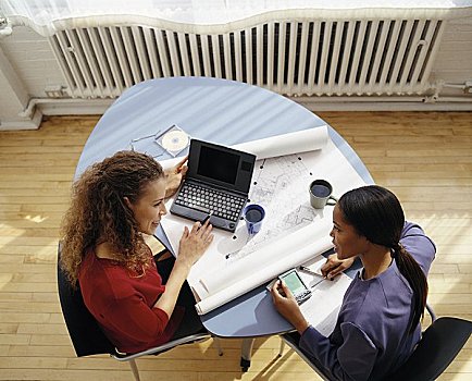 两个,职业女性,坐,桌子,蓝图,笔记本电脑