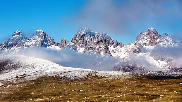 中国青海久治县境内的草原雪山风光