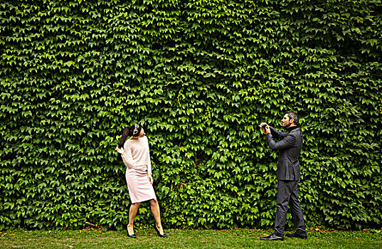 男人,录像,女人,摄像机,正面,绿色,叶子,树篱