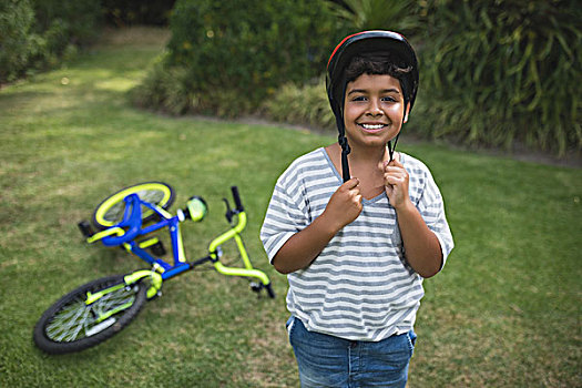 头像,微笑,男孩,戴着,自行车头盔,公园,站立