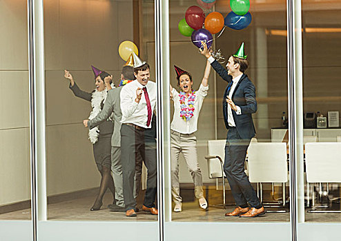 商务人士,穿,派对帽,跳舞,气球,会议室,窗户