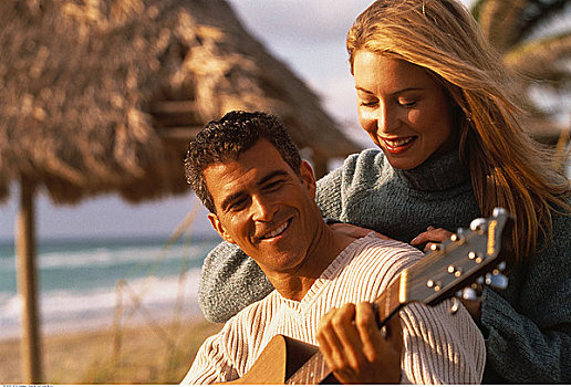 坐,夫妇,靠近,海滩,吉他
