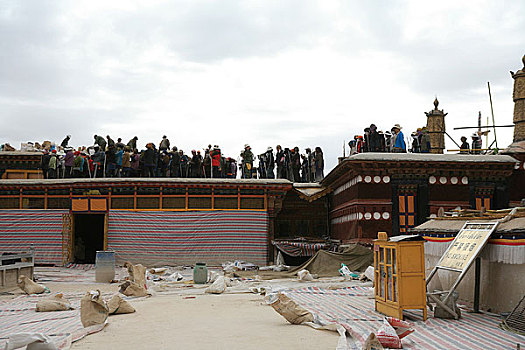 西藏布达拉宫正在修缮的屋顶