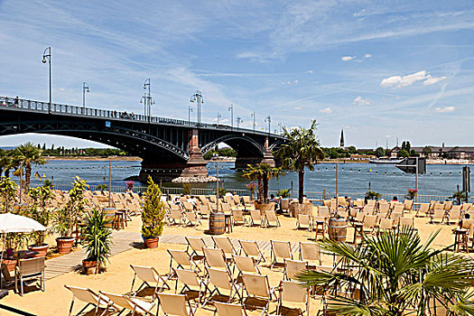 休闲,区域,沙滩,折叠躺椅,堤岸,莱茵河,河,桥,美因茨,莱茵兰普法尔茨州,德国,欧洲