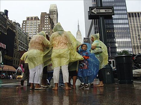 美国,纽约,人,穿,塑料制品,雨,防护,夏天,阵雨