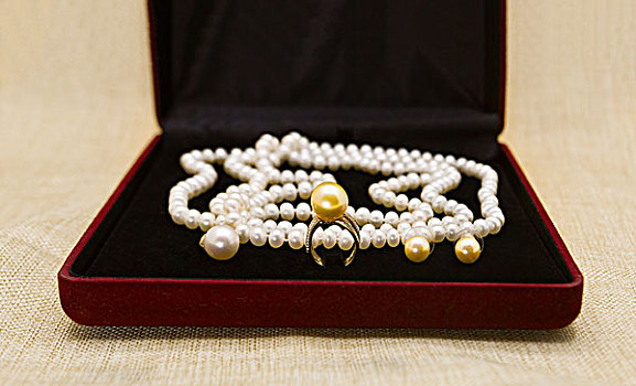珍珠戒指和项链apearlfingerringandnecklacesstilllife