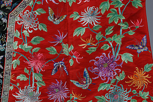 滿族紅綢刺繡菊花旗袍