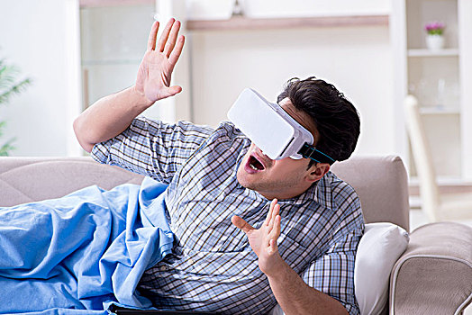 男人,看,虚拟现实,眼镜,在家